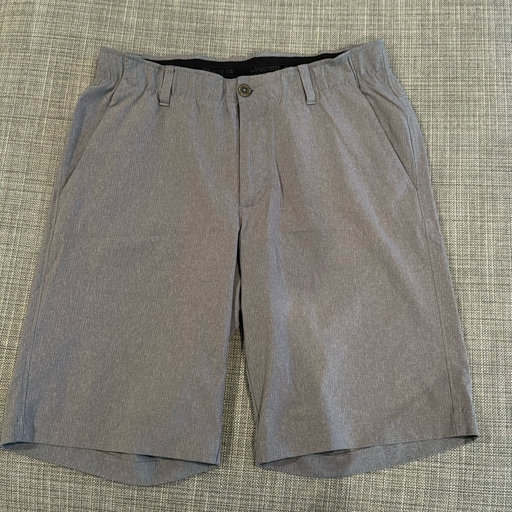 Under Armour, heatgear shorts, 32”, light grey
